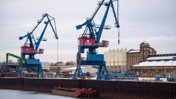 Erstes Güterschiff nach fünf Monaten Niedrigwasser in Dresden 