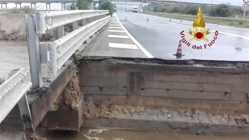 Straßenbrücke auf Sardinien bricht nach Regenfällen ein