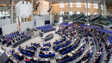 Bundestag : Debatte über Steuersenkung auf Kraftstoffe