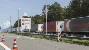 Einseitiges Lkw-Fahrverbot: Rückstaus nach Österreich befürchtet 