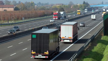 Italien: Lkw-Fahrer entgeht Hinterhalt auf Autobahn