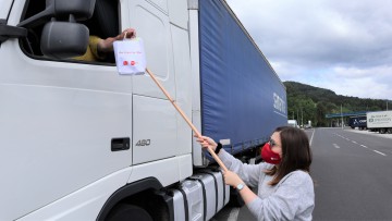 UTA verteilt Schutzmasken an Lkw-Fahrer in Österreich