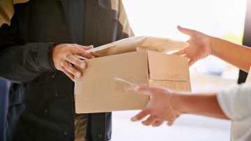 Paketdienste erwägen Preisaufschlag für Haustür-Bestellungen
