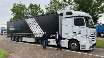 Schmitz Cargobull übergibt Auflieger an Mercedes-Benz Trucks