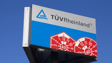 TÜV Rheinland: Tipps zum Fahrverhalten bei starkem Seitenwind