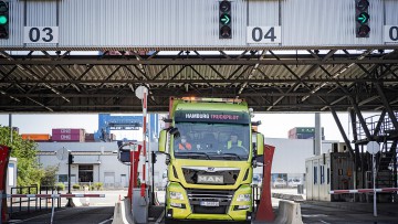 Autonomer Truck fährt durch Hamburger Hafen