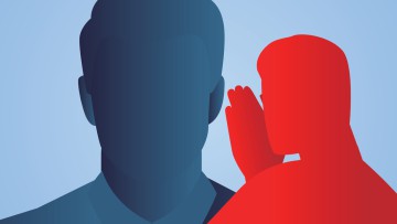 Grafische Darstellung: Eine etwas kleinere rote Silhouette eines Mannes (Oberkörper) flüstert mit der Hand am Mund einer blauen männlichen Silhouette eines Kopfes ins Ohr