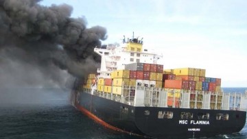 Feuer auf Containerschiff in Bremerhaven 