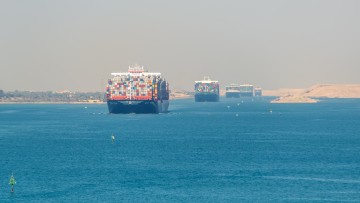 Containerschiffe stehen im Stau