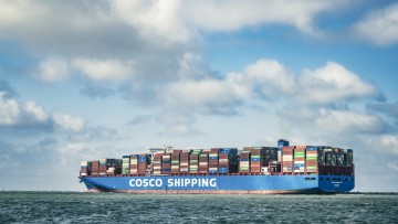 Ein Containerschiff von Cosco Shipping auf dem Meer