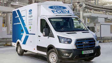 Der Vollelektrische Ford E-Transit mit der Aufschrift "FCEV = Fuel Cell Electric Vehicle"