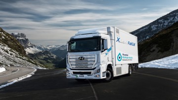 Hyundai Xcient Fuel Cell auf einer Schweizer Bergstraße