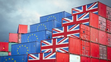 Brexit Export Container mit Flaggen