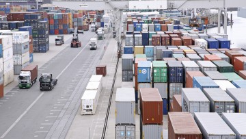 Kombinierter Verkehr: Lkw in Container-Terminal