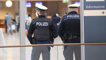 Polizei, Polizisten, Flughafen Hamburg