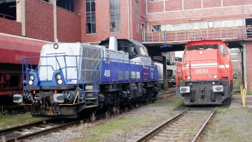 RheinCargo Loks rot und blau warten im Bahnhof