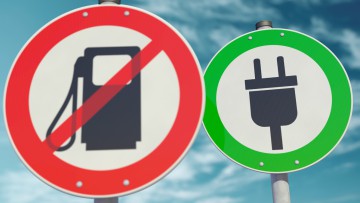 Schilder E-Mobilität/Benzin