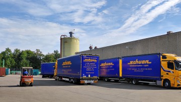 Alfred Schuon Logistik expandiert, Lkws mit Logo