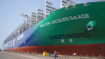 Weltgrößtes LNG-Containerschiff geht in Betrieb