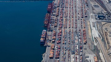 Weltweite Lieferengpässe - Hafen von Los Angeles geht in Dauerbetrieb 