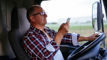 Studie: Smartphone am Steuer erhöht Unfallrisiko deutlich