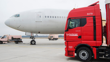 Quehenberger Logistics Lkw und Flugzeug