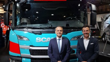 Gruber Logistics CEO Martin Gruber vor E-Lkw Scania