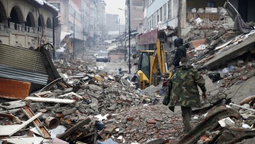 Erdbeben Türkei: eine zerstörte Straße mit eingefallenen Straßen