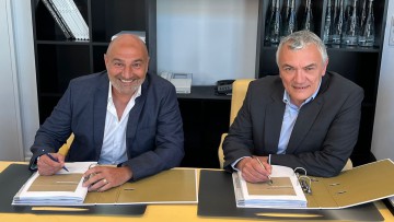 Massimo Bianco, CEO von ITS (links) und Eric Martin-Neuville, Executive Vice President, Global Freight Forwarding von Geodis(rechts) bei der Vertragsunterzeichnung