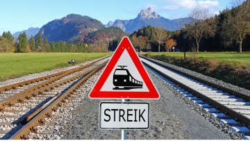 Auf Bahngleisen steht ein Schild, auf dem Streik steht.