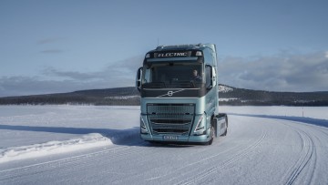 Volvo FH Electric solo auf Schnee