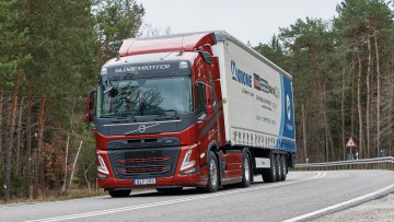 Der Volvo FM 420 Globetrotter ist auf der VerkehrsRundschau Profi-Test-Strecke unterwegs.