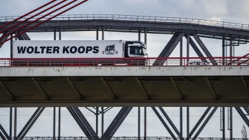 Wolter Koops-Lkw fährt über eine Brücke
