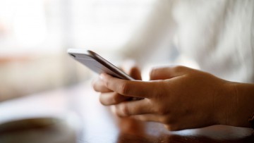 SMS, Whatsapp & Co.: Was gegen den Handydaumen hilft