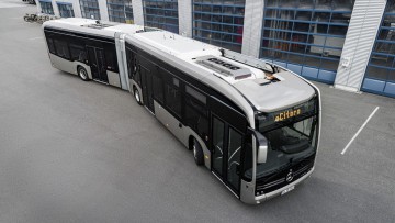 Daimler: Vollelektrischer Gelenkbus mit Festkörperbatterien