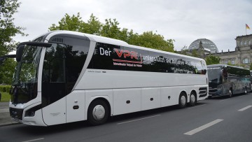 VPR zeigt Flagge bei Berliner Buskorso