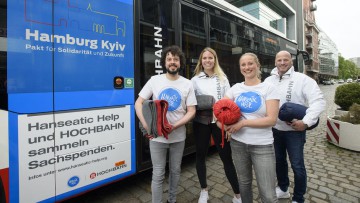Hochbahn: Ukraine-Spendenbus macht Halt auf einem Kulturfestival
