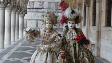 Italien: Kulinarische Entdeckungen und Reisen zum Karneval