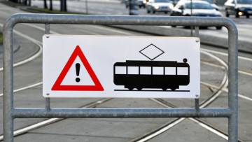Straßenbahn trifft Pkw: Wer haftet wie bei einem Unfall?