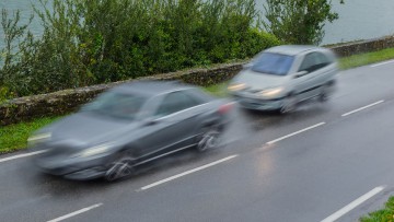 Pkw-Fahrer fahren mit Abstandstempomat schneller als erlaubt