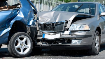 Fahrlehrer und Fahrschüler bei Unfall schwer verletzt