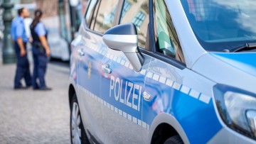 Fahren ohne Fahrerlaubnis: Zwei Männer stellen sich vor Polizei tot