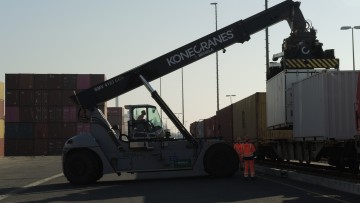 container-reachstacker-foto-roeser.JPG