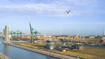 Eine Drohne über dem Hafengebiet