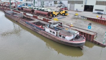 Transportschiff auf Fluss