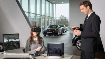 "Virtual Reality"-Brille im Audi-Showroom