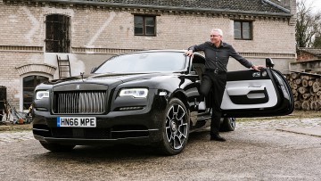 Rolls-Royce Black Badge: Emily im großen Schwarzen