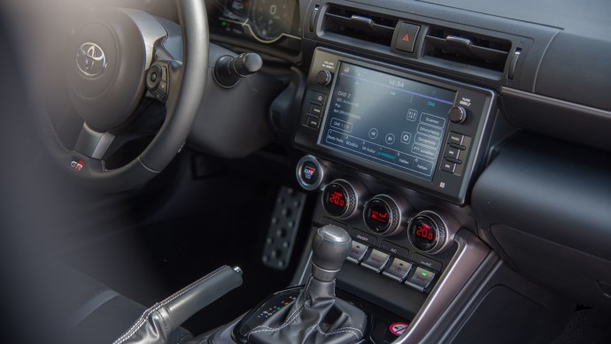 Toyota GR86 Mittelkonsole mit Automatikgetriebe und Info-Touchscreen