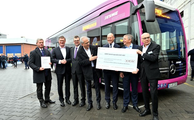Wiesbaden nimmt erste Elektrobusse in Betrieb