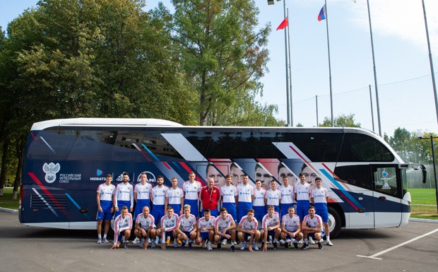 Russische Fußballnationalmannschaft fährt Neoplan Cityliner